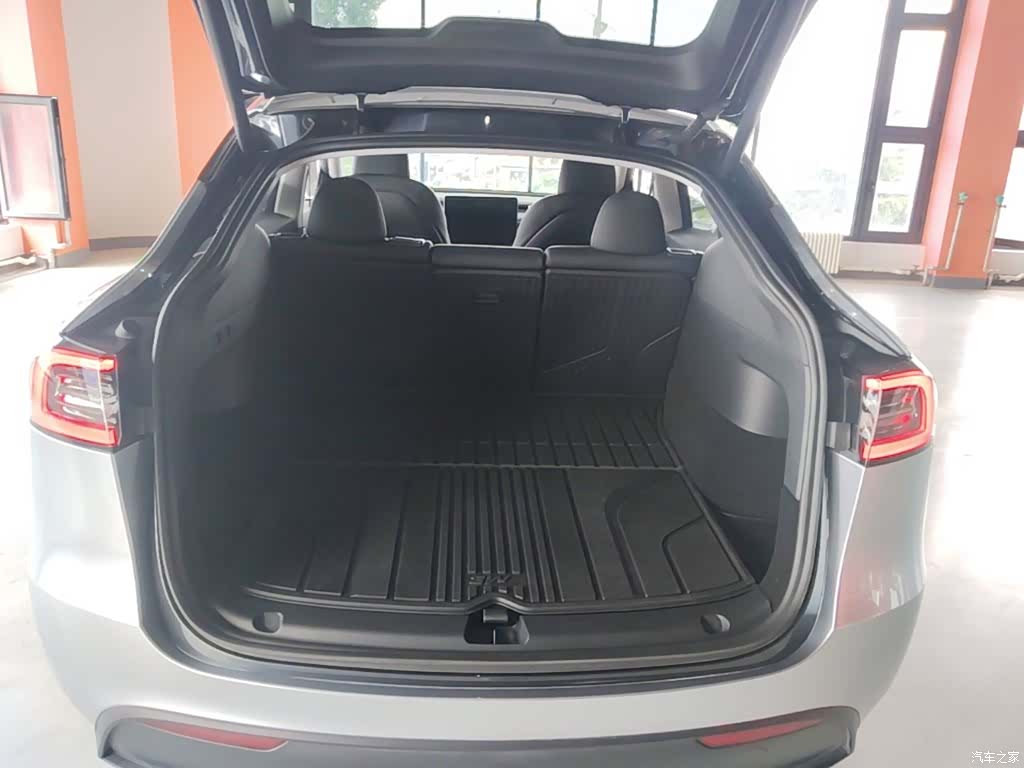 Tesla Model Y, 2024 19