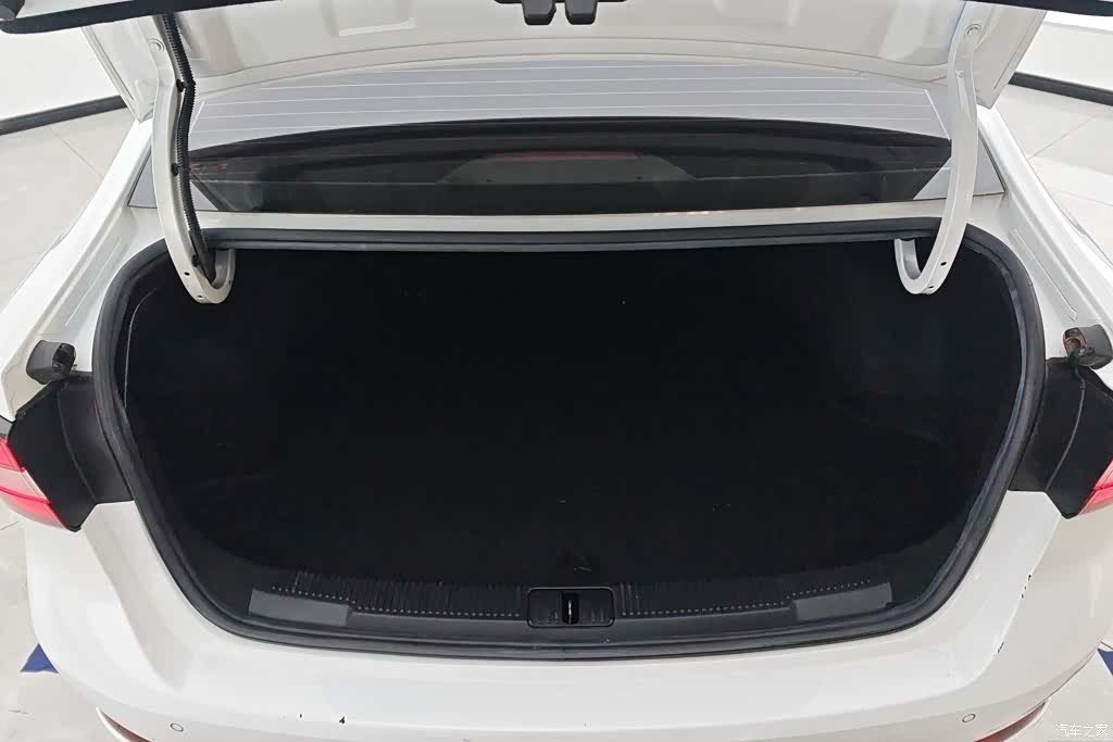Roewe i5, 2021 4