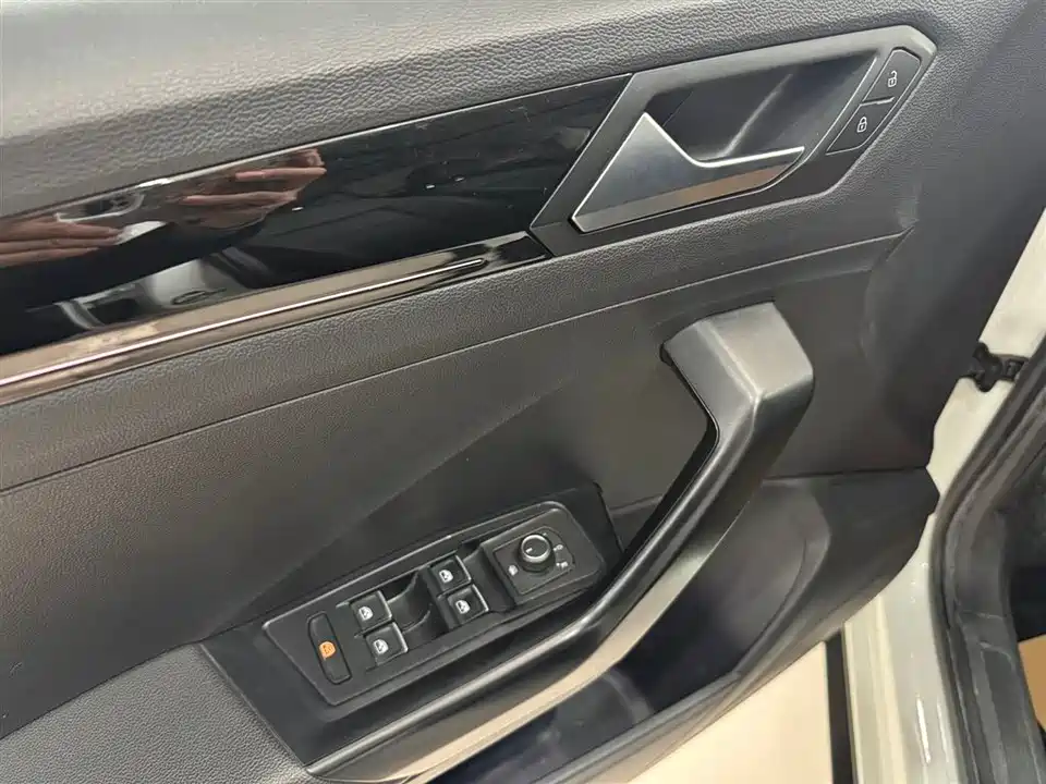 Volkswagen T-ROC exploring Songs