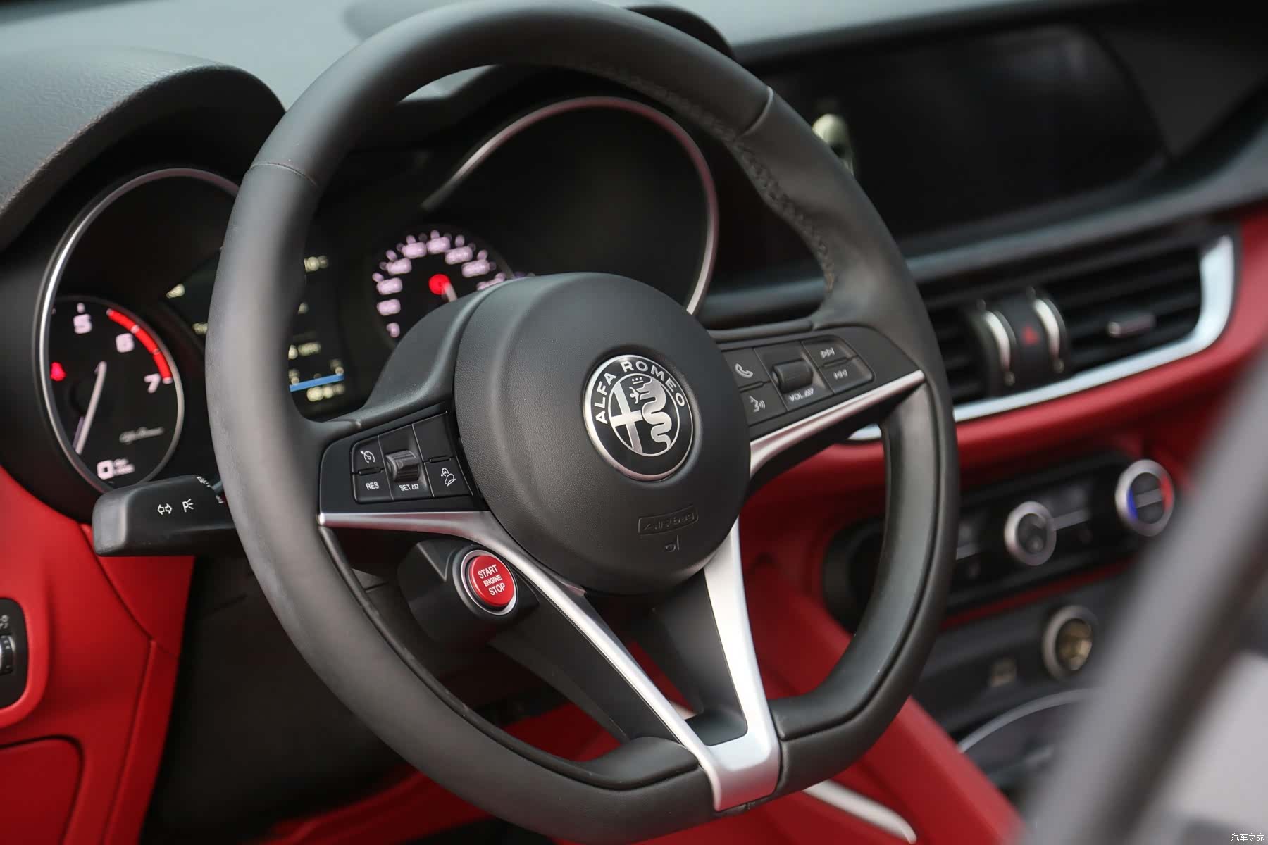 Alfa Romeo Stelvio, 2019 4