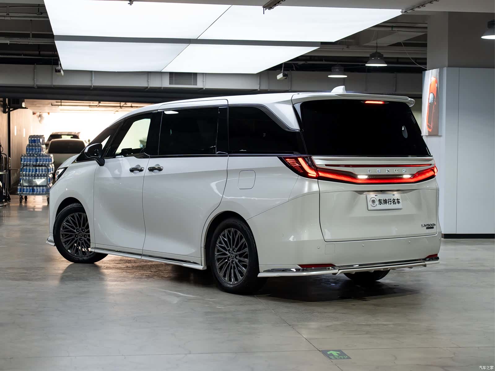 Lexus LM, 2025 4