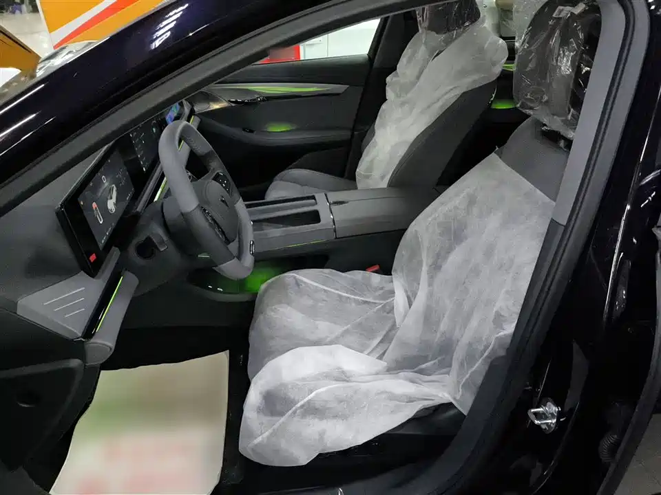 VOYAH Lantu chasing light