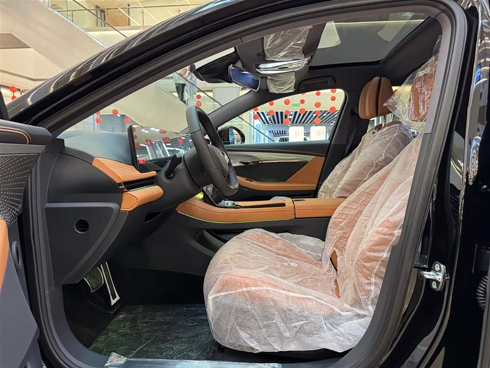 VOYAH Lantu chasing light