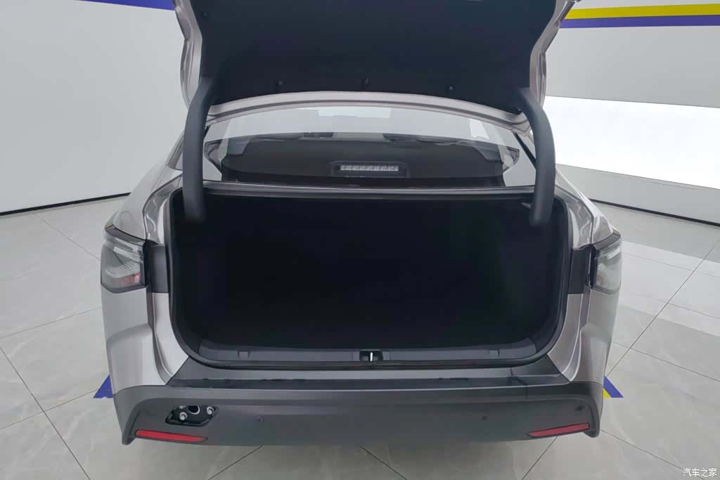 Toyota bZ3, 2026 4