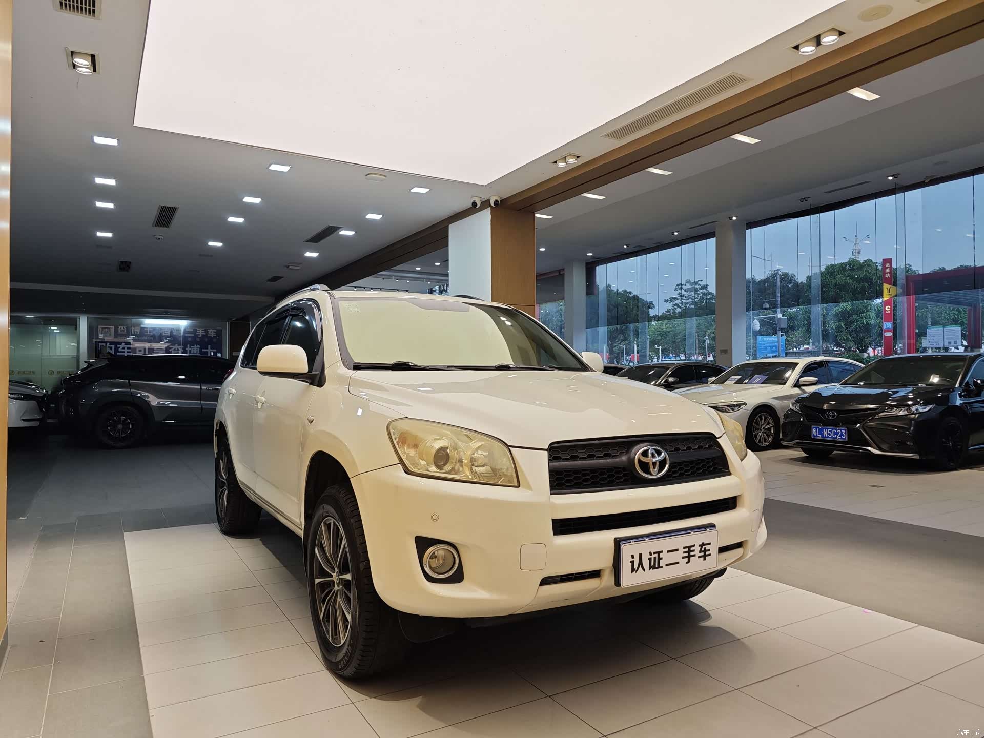 Toyota RAV4, 2011 4