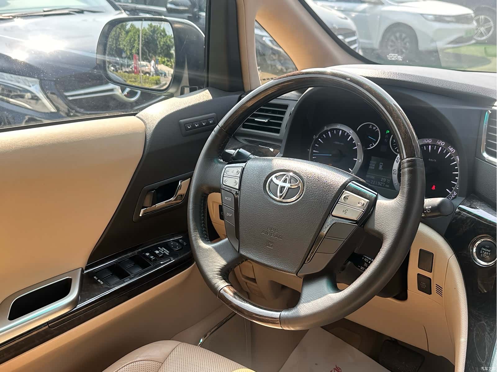 Toyota Alphard, 2012 4
