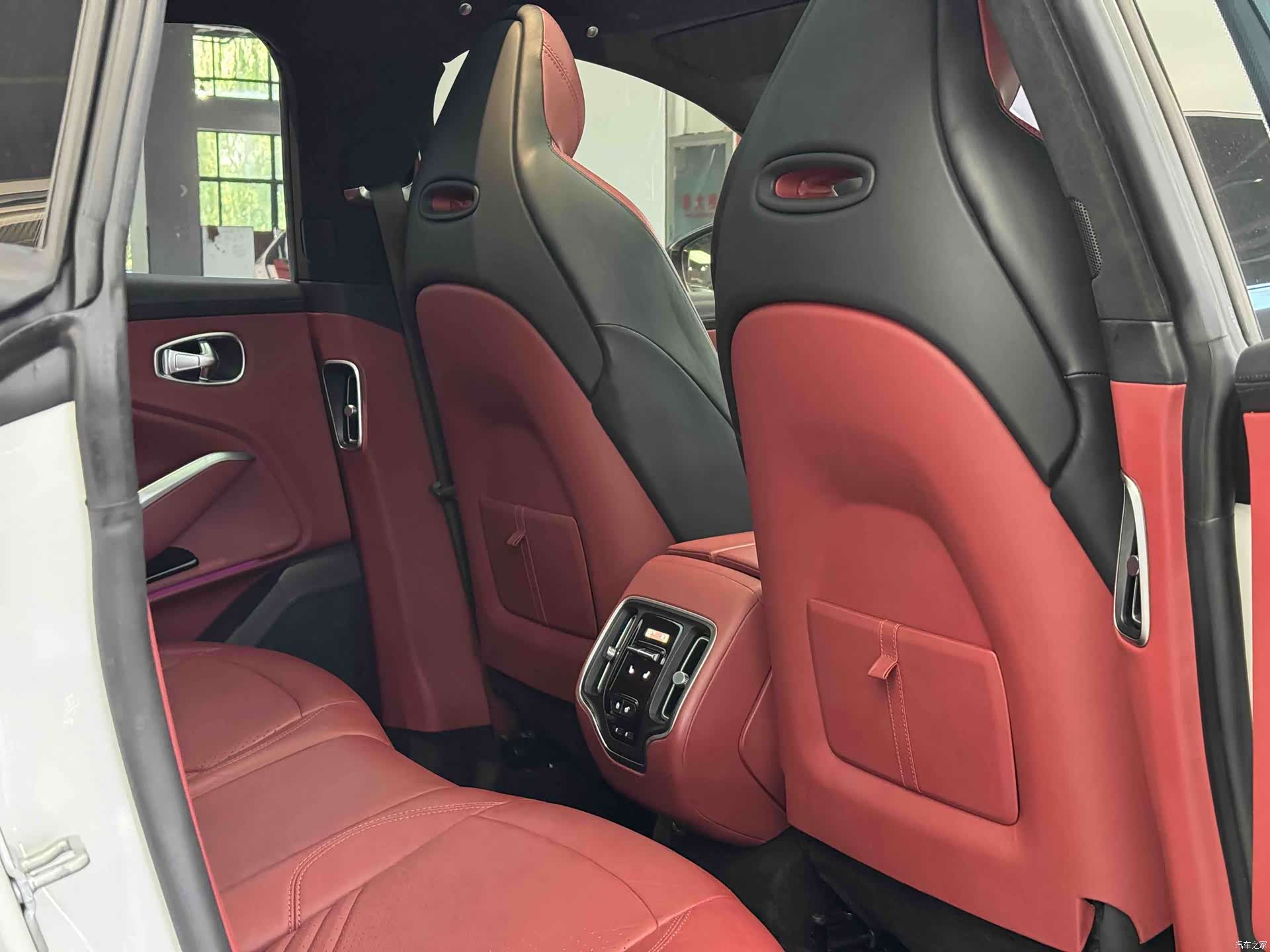 Aston Martin DBX, 2022 14