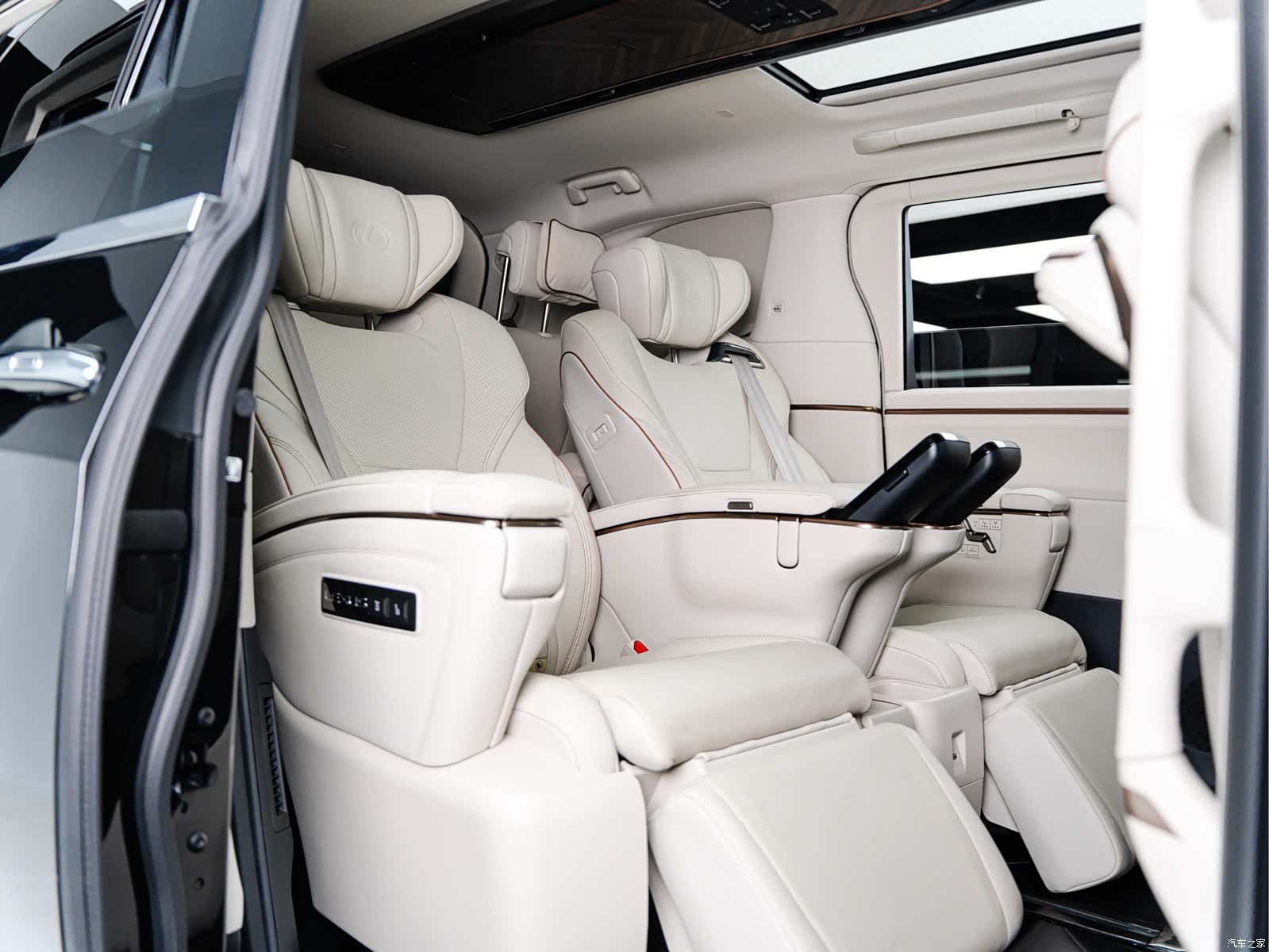 Lexus LM, 2026 14