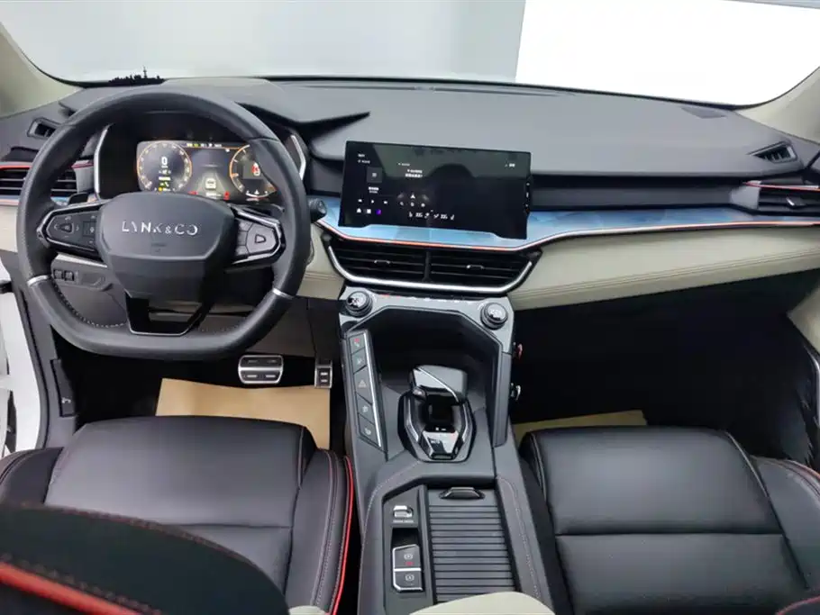 Lynk & Co 06