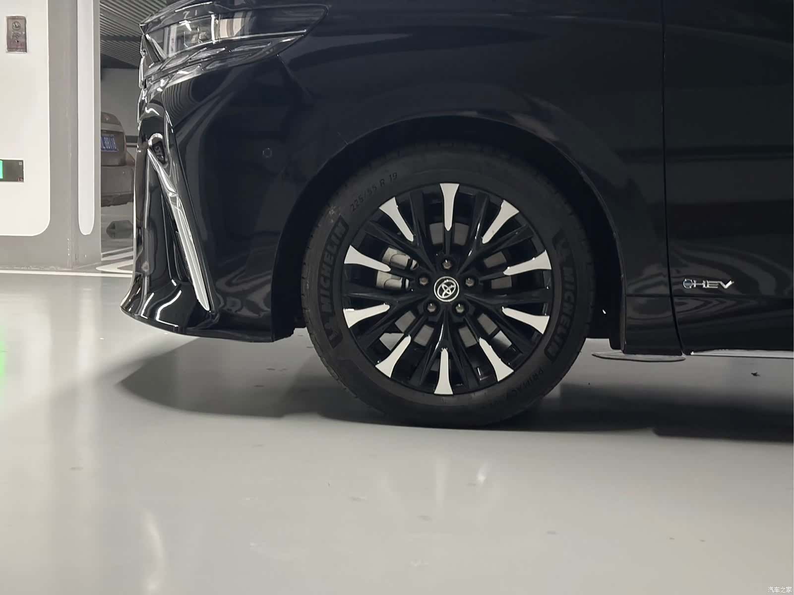 Toyota Alphard, 2024 все фото