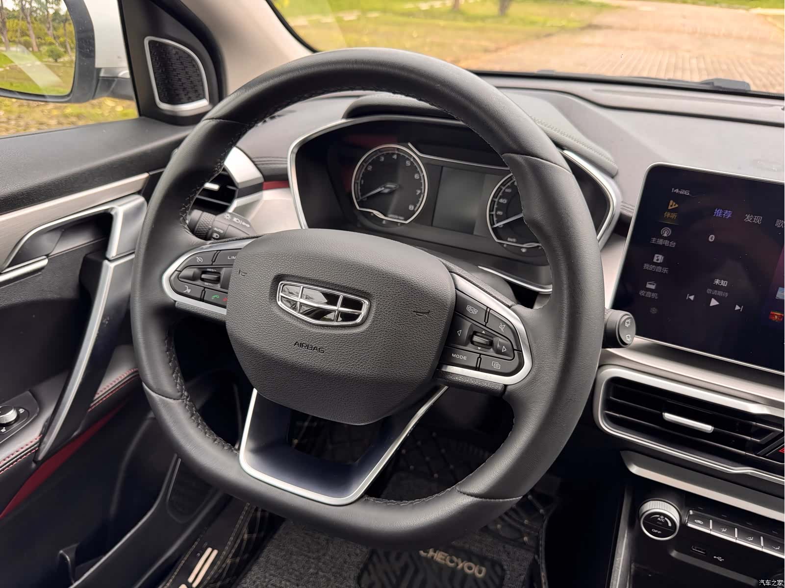 Geely Coolray, 2022 10