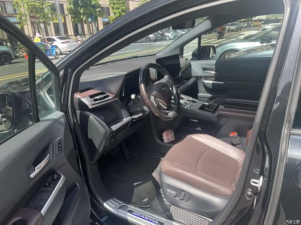 Toyota Granvia, 2024 4