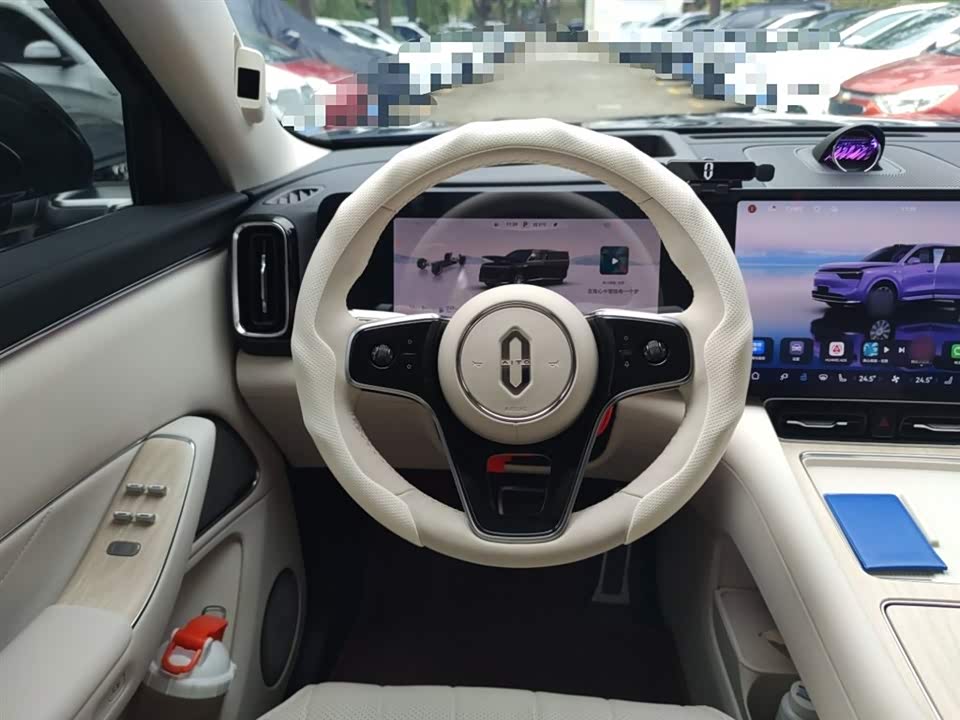 AITO Ask the world M8