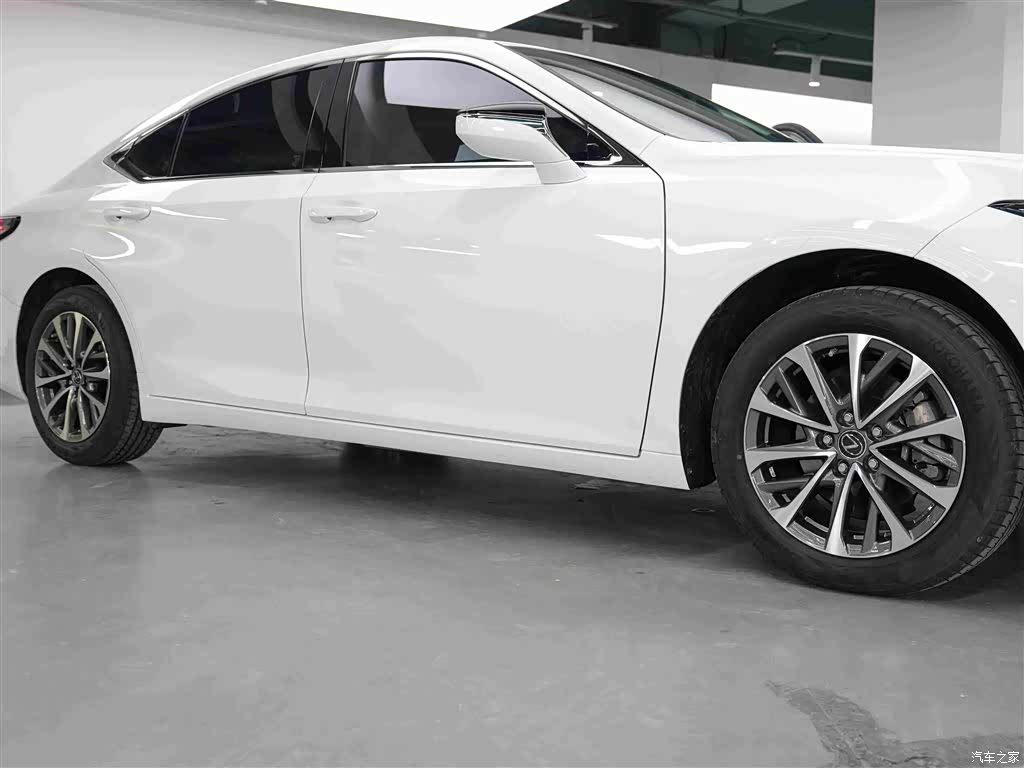 Lexus ES, 2026 14
