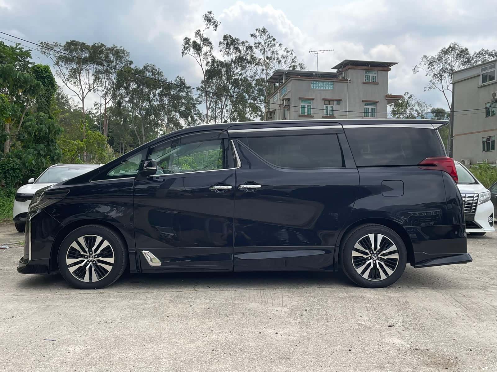 Toyota Alphard, 2021 3
