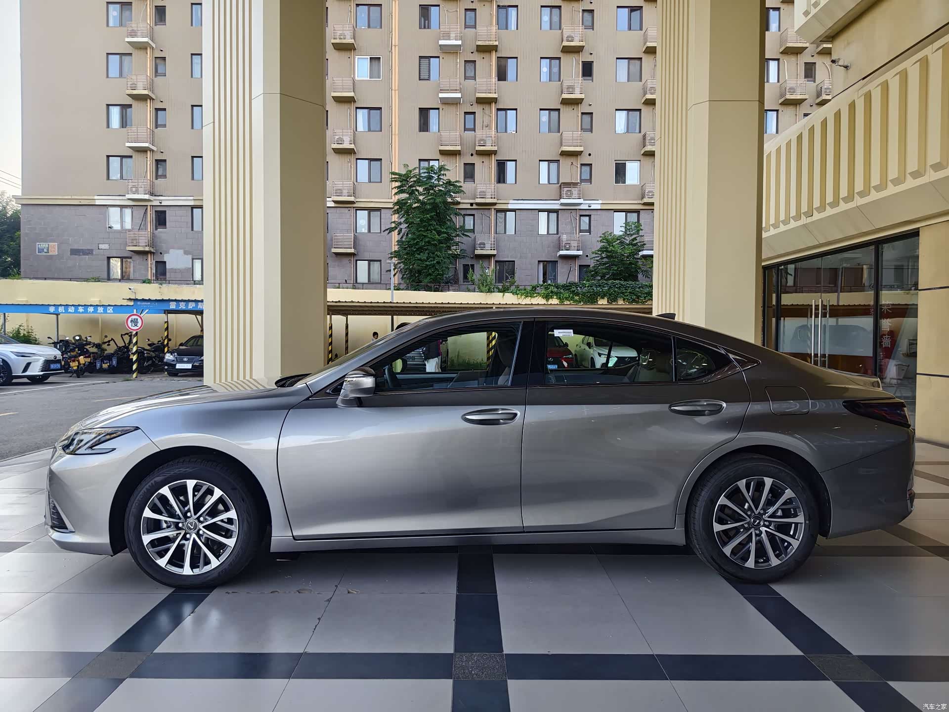 Lexus ES, 2026 3