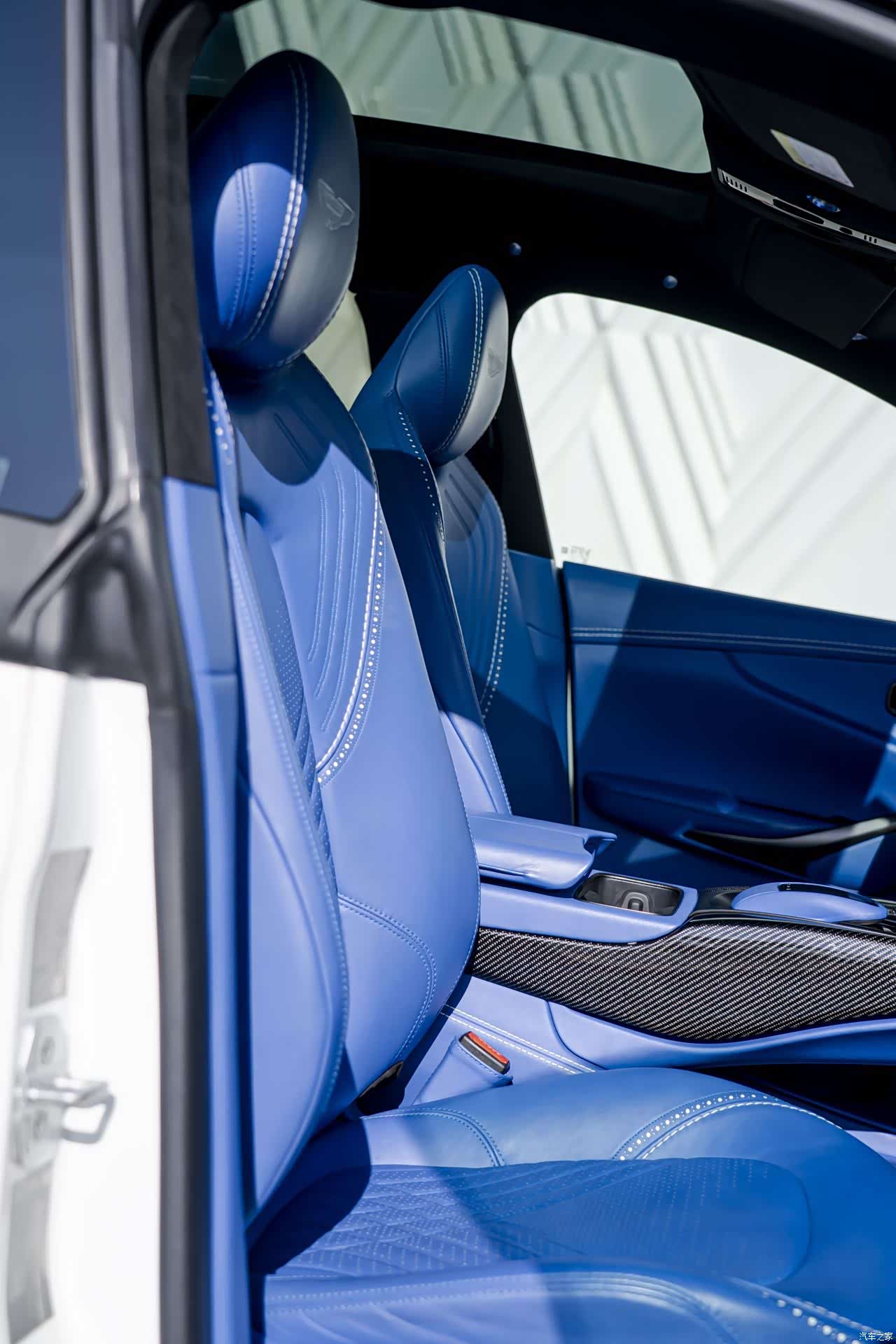 Aston Martin DBX, 2021 3