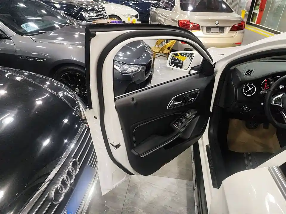 Mercedes-Benz GLA Mercedes-Benz GLA