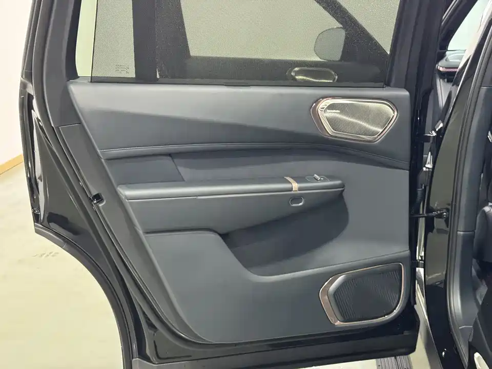Lynk & Co 900
