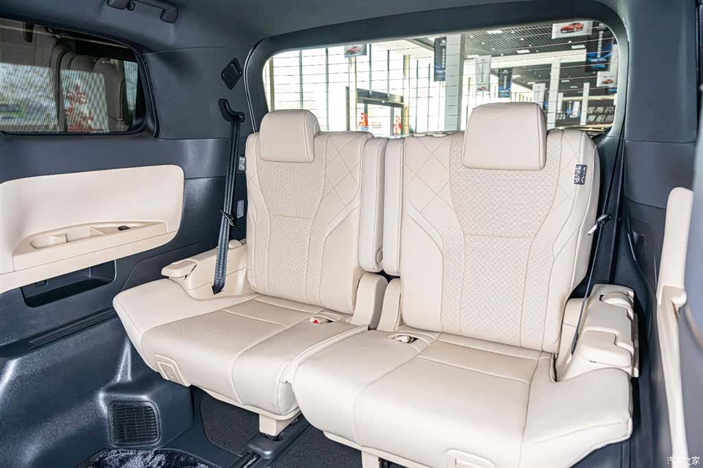 Toyota Alphard, 2024 13