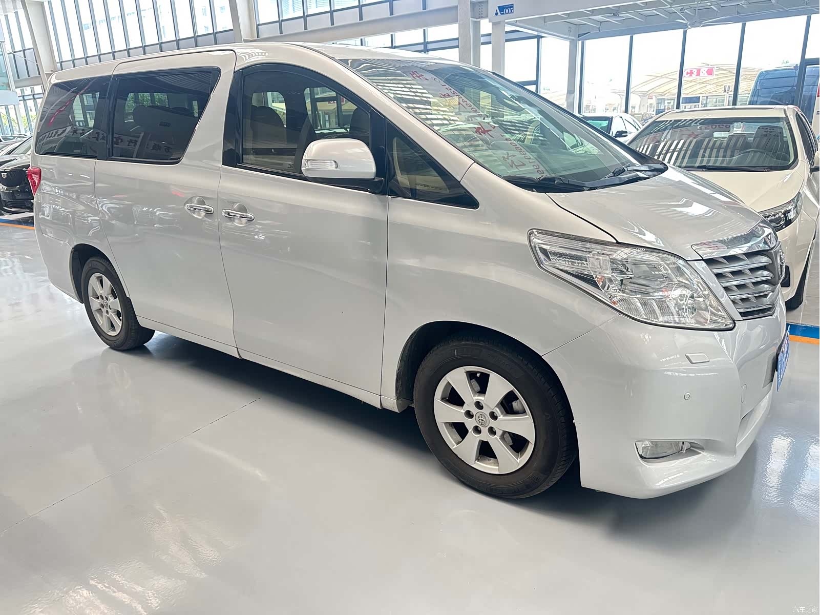 Toyota Alphard, 2011 4