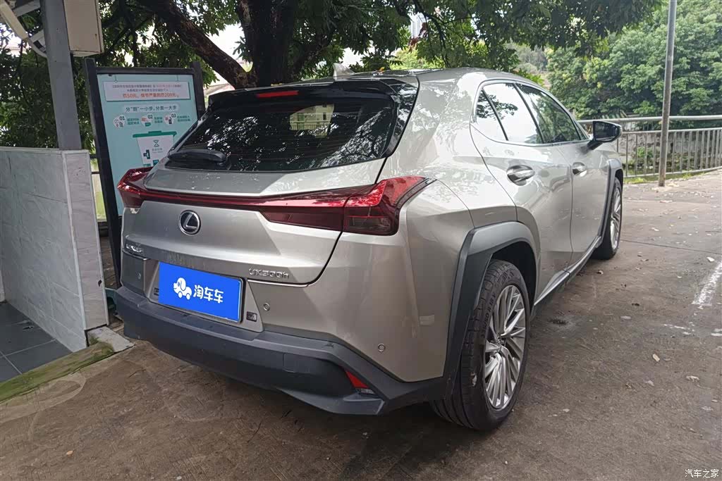 Lexus UX, 2024 3