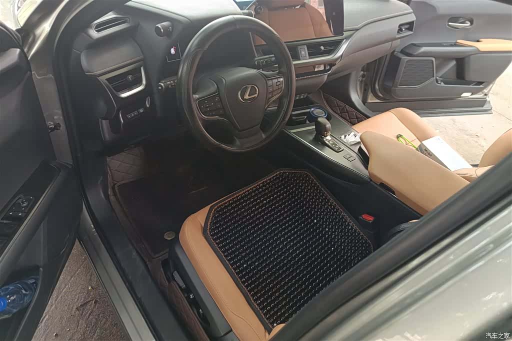 Lexus UX, 2024 9