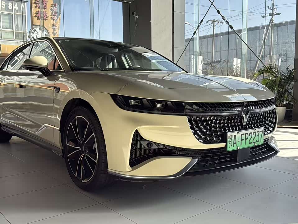 VOYAH Lantu chasing light