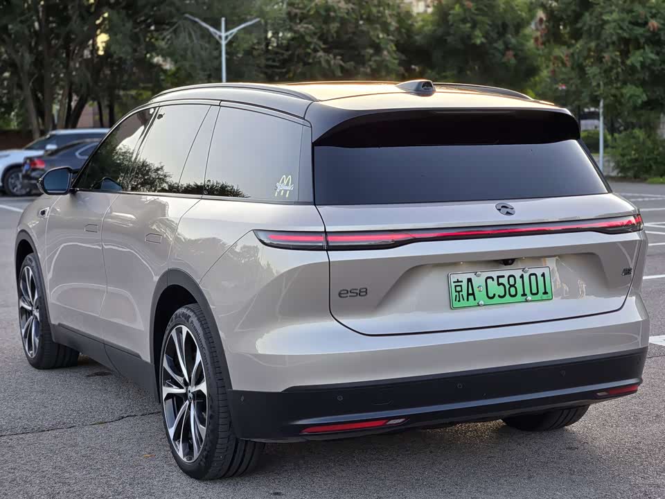 NIO ES8