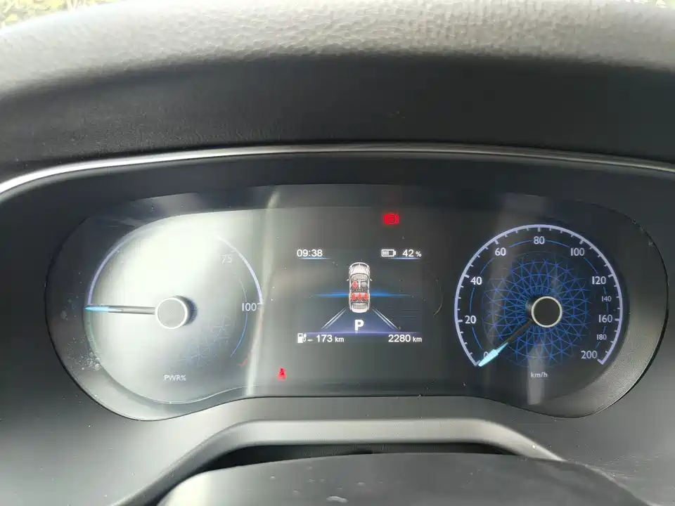 Hongqi E-QM5