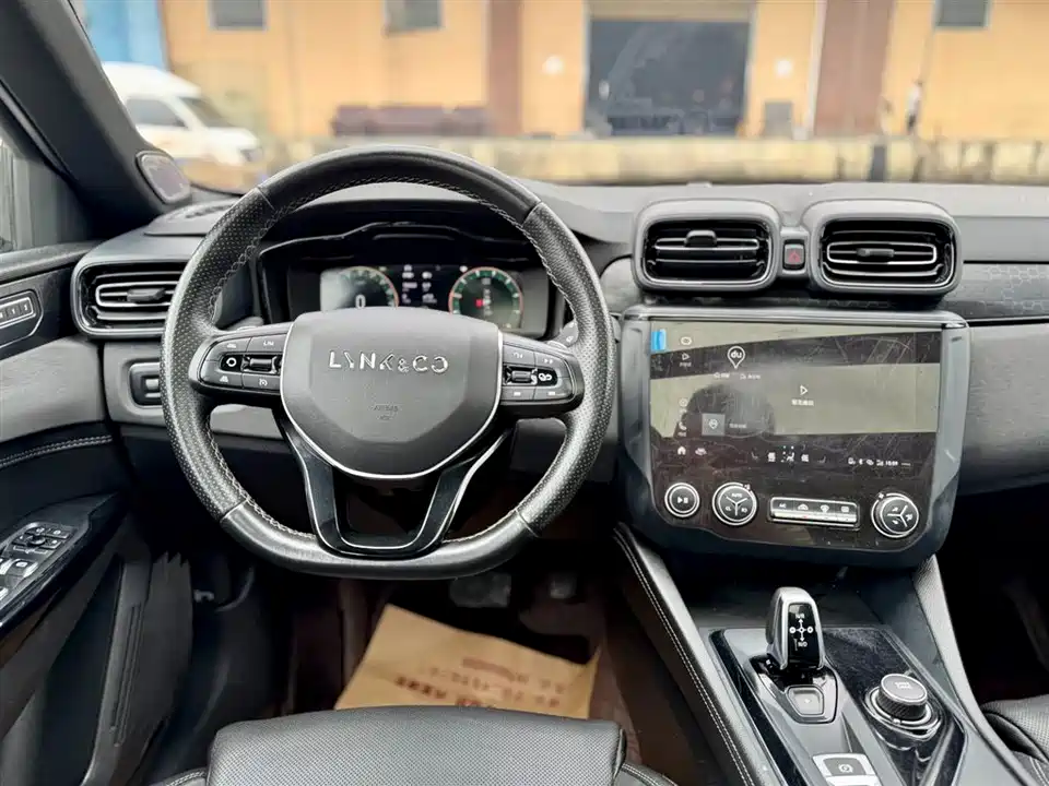 Lynk & Co 03
