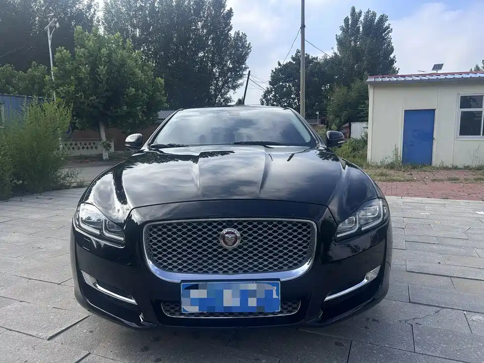Jaguar XJ