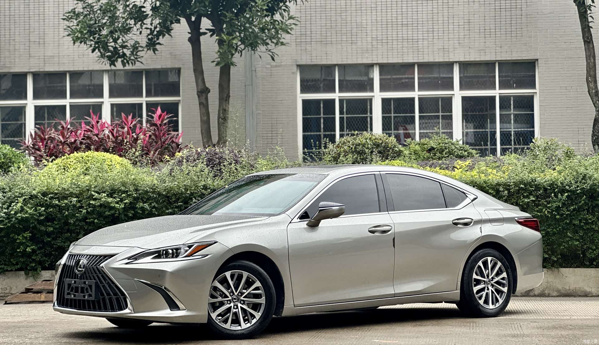 Lexus ES, 2022 3