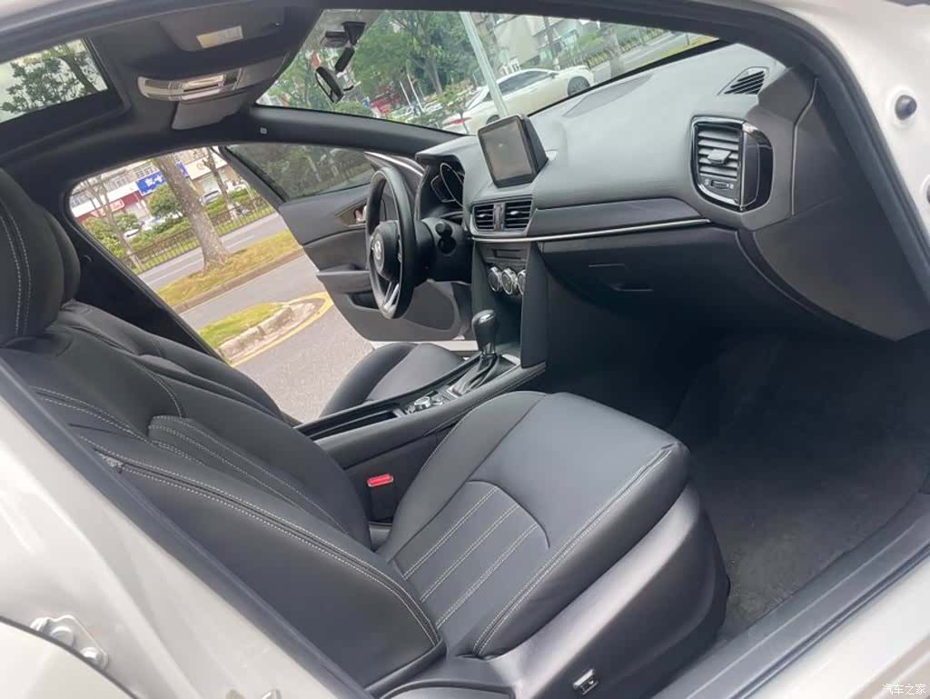 Mazda CX-4, 2023 11