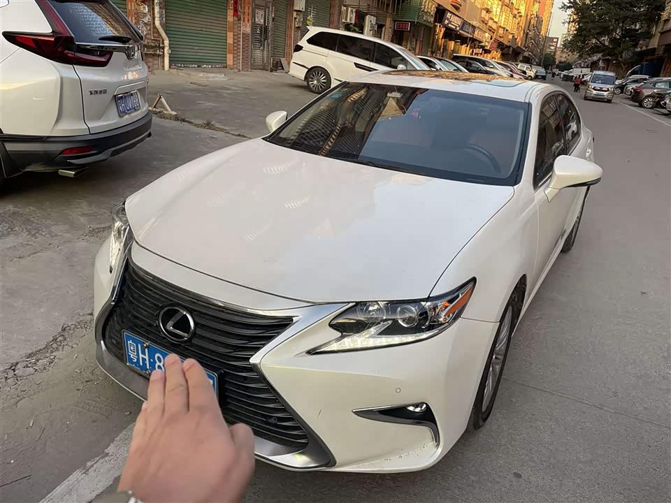 Lexus ES