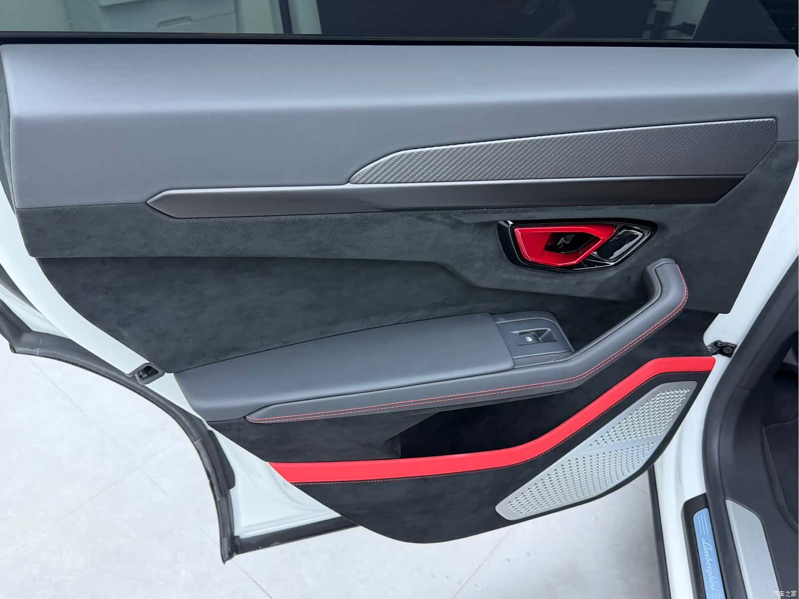Lamborghini Urus, 2024 9