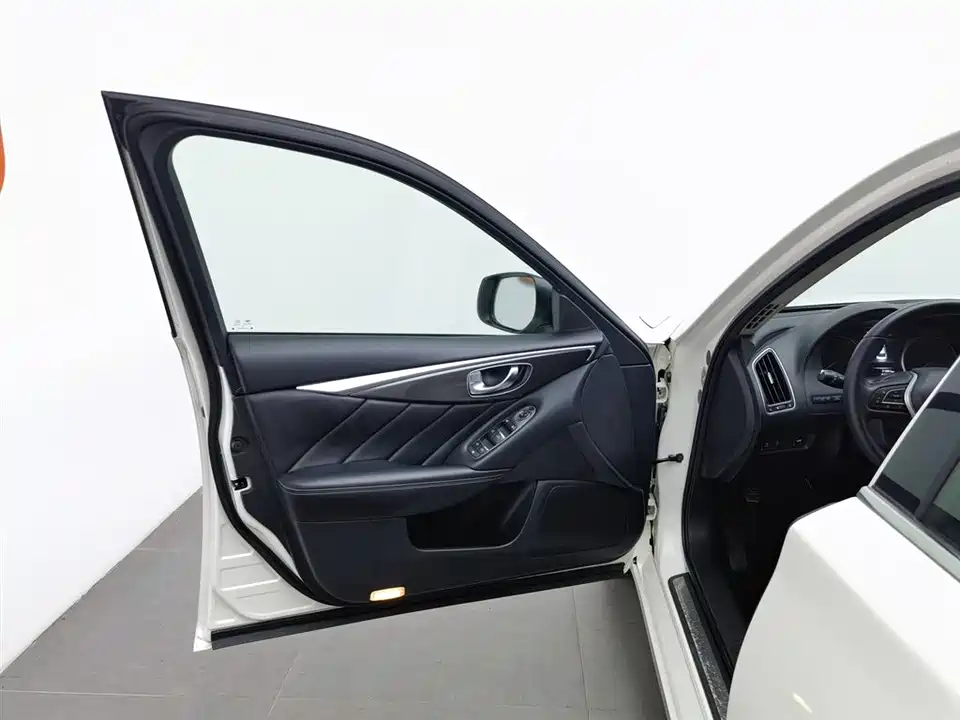 Infiniti Q50L