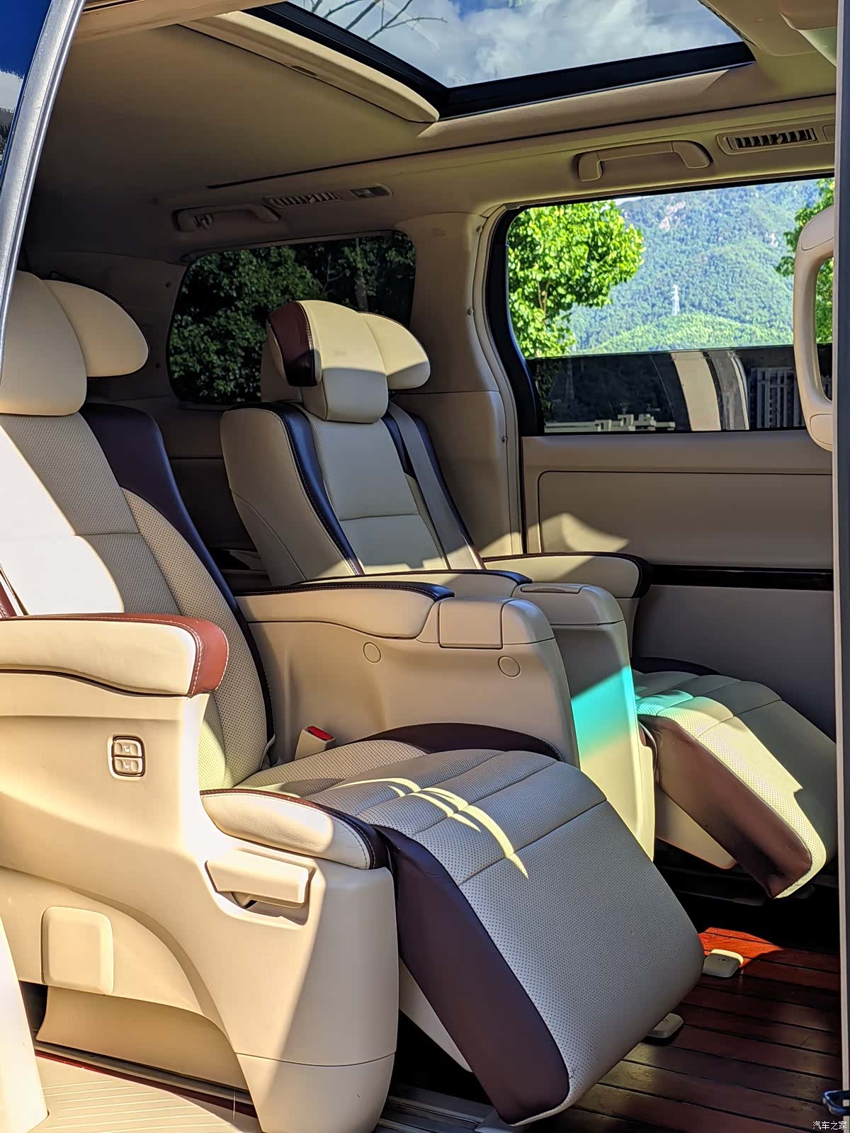 Toyota Alphard, 2011 все фото