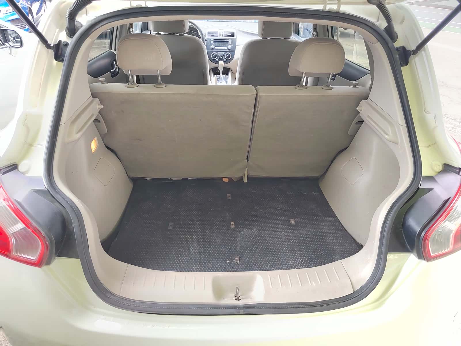Nissan Tiida, 2012 16