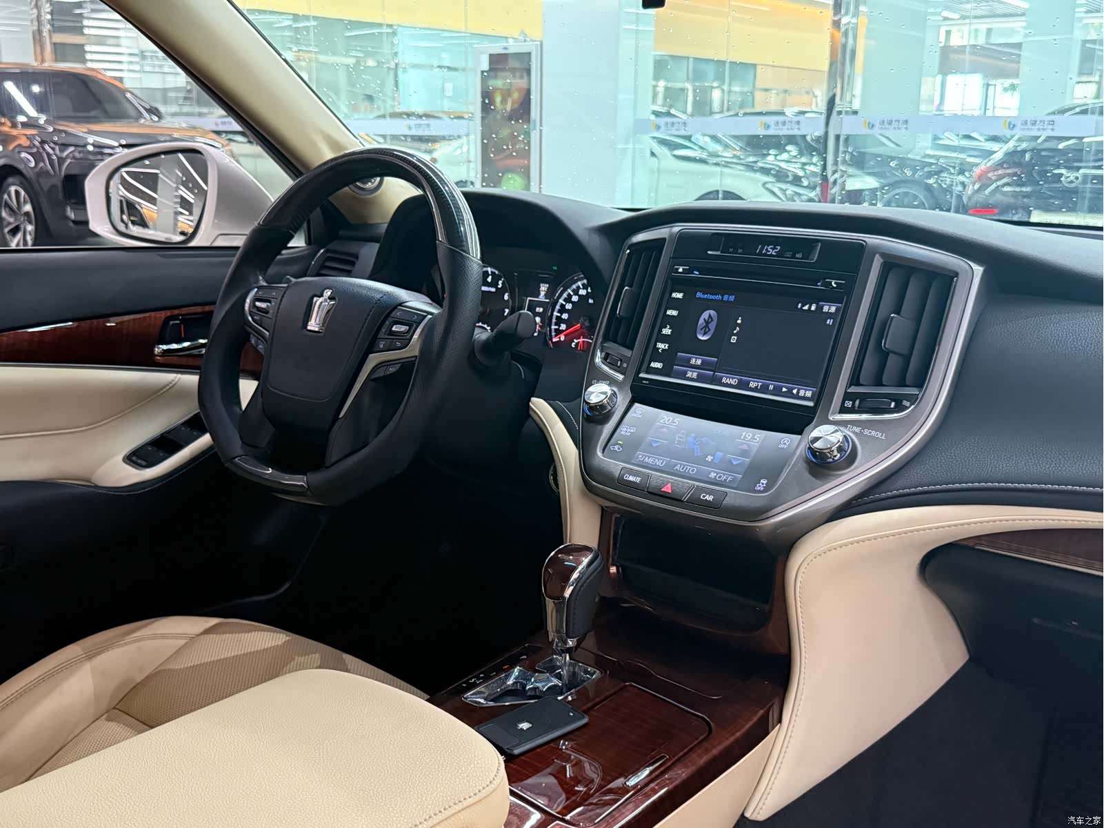 Toyota Crown, 2016 10