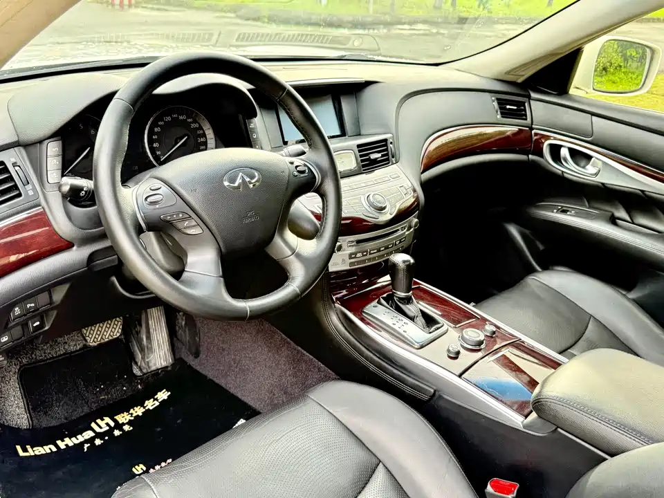 Infiniti Q70