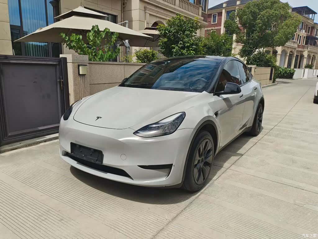 Tesla Model Y, 2023 1