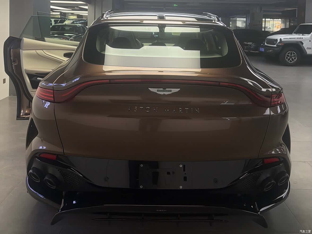 Aston Martin DBX, 2025 14
