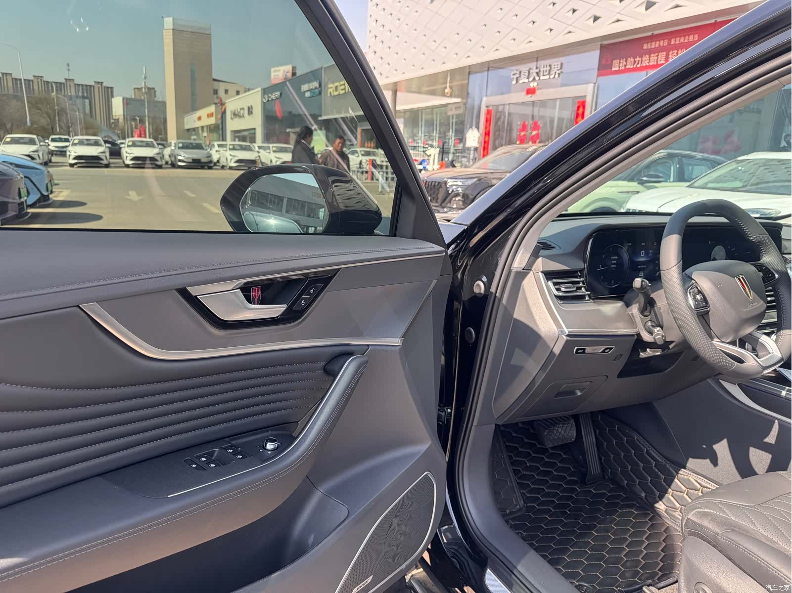 Hongqi HS5, 2024 12