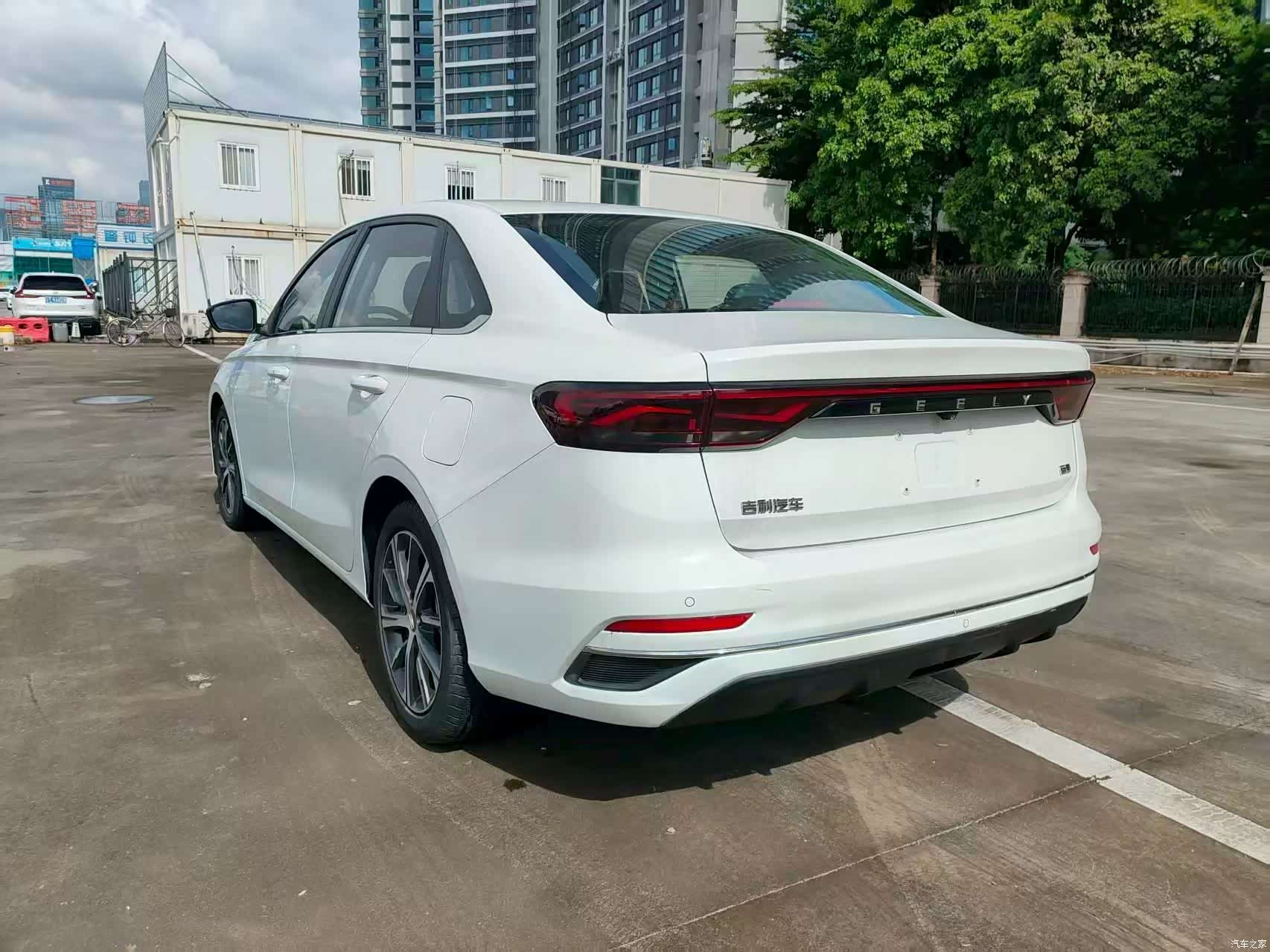 Geely Emgrand, 2021 13