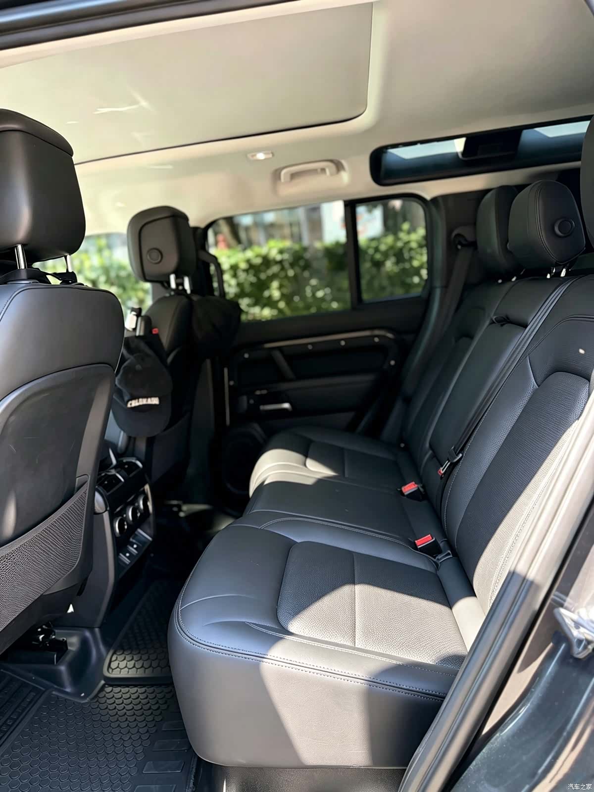 Land Rover Defender, 2023 4