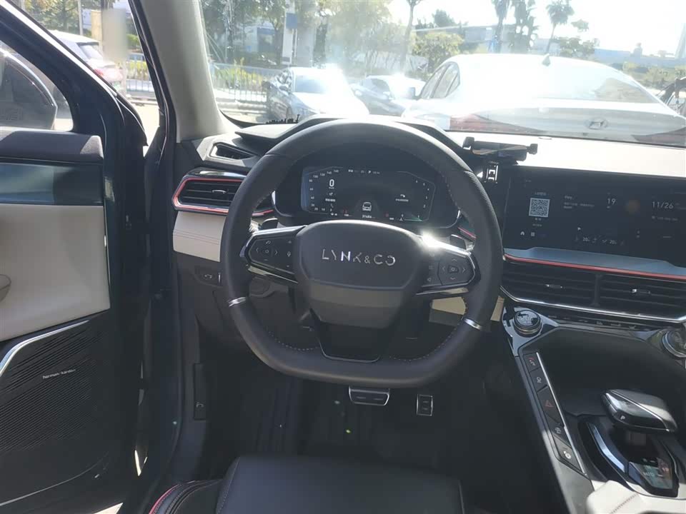 Lynk & Co 06