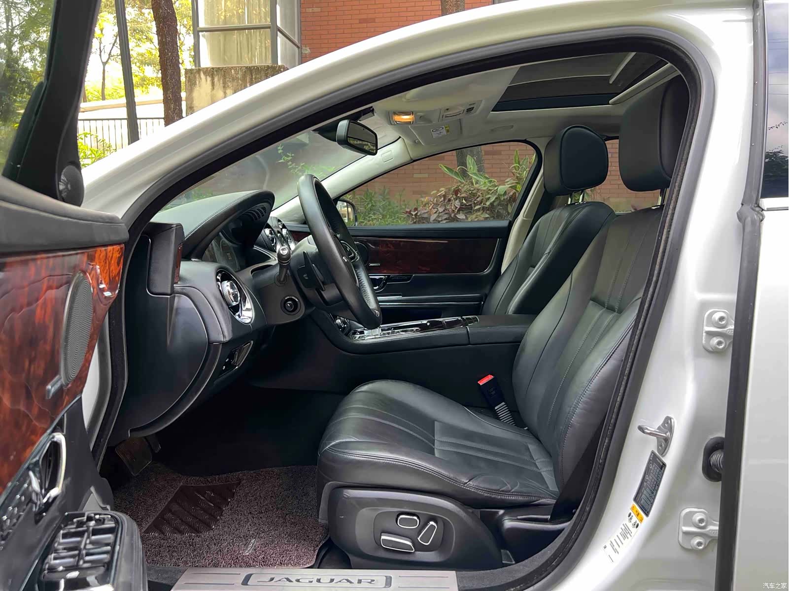 Jaguar XJ, 2015 4