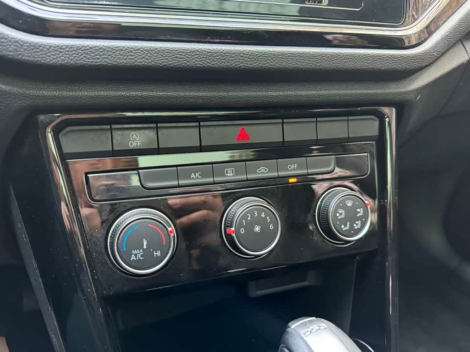 Volkswagen T-ROC exploring Songs