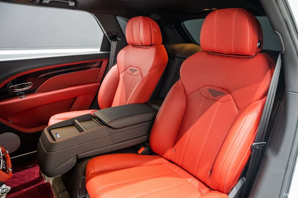 Bentley Bentayga, 2023 12